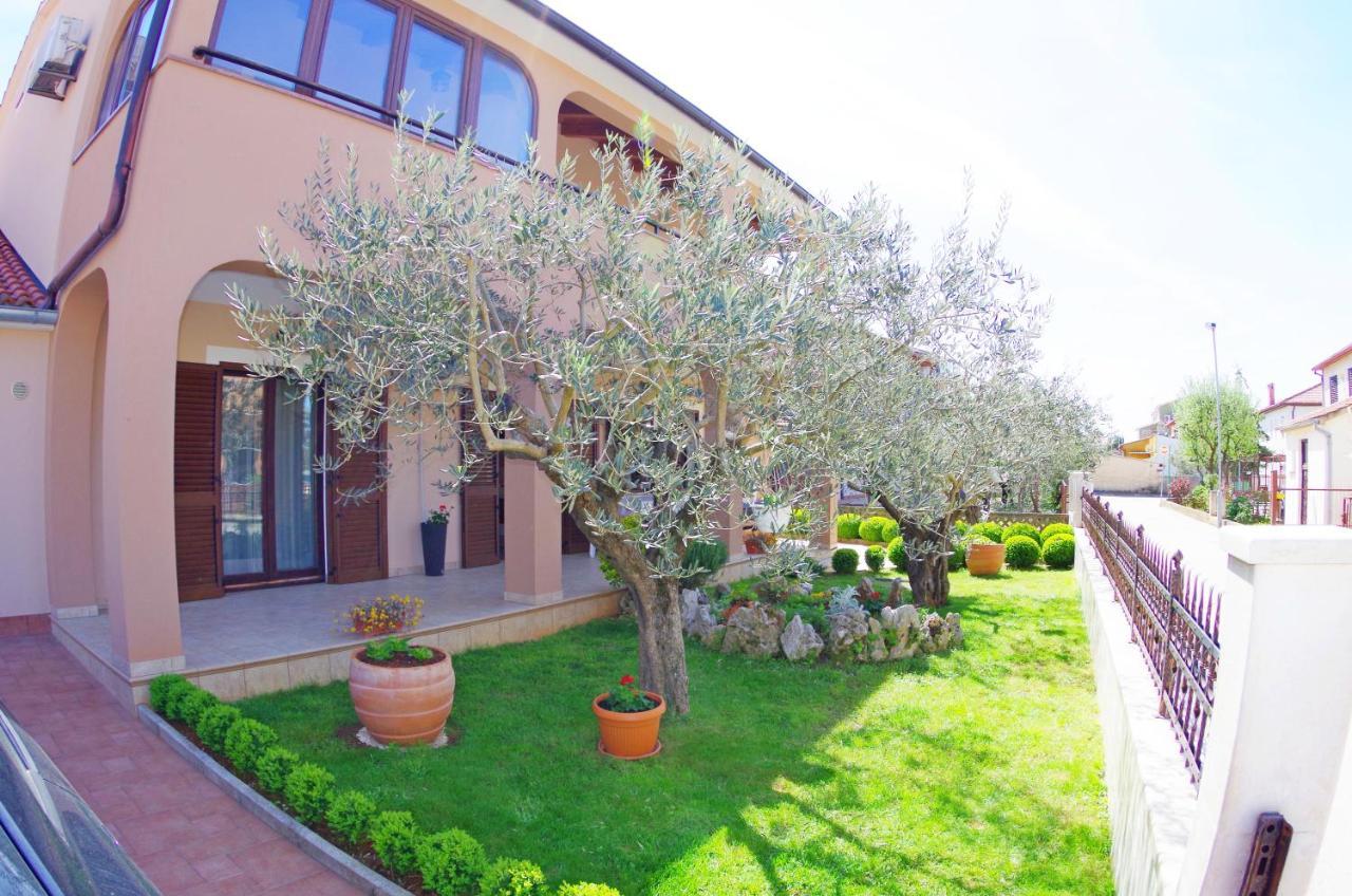 Apartments Tina & Denis Pula Exterior foto