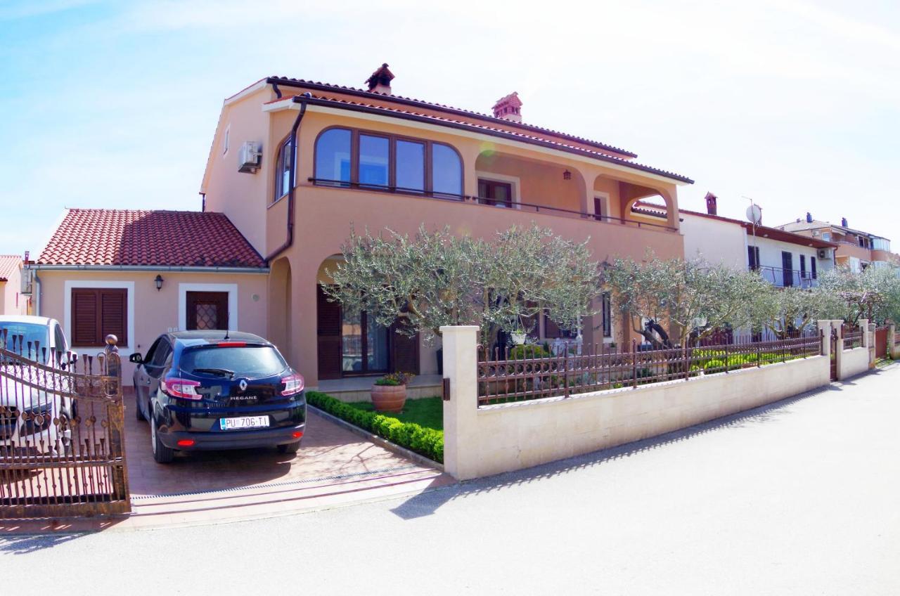 Apartments Tina & Denis Pula Exterior foto